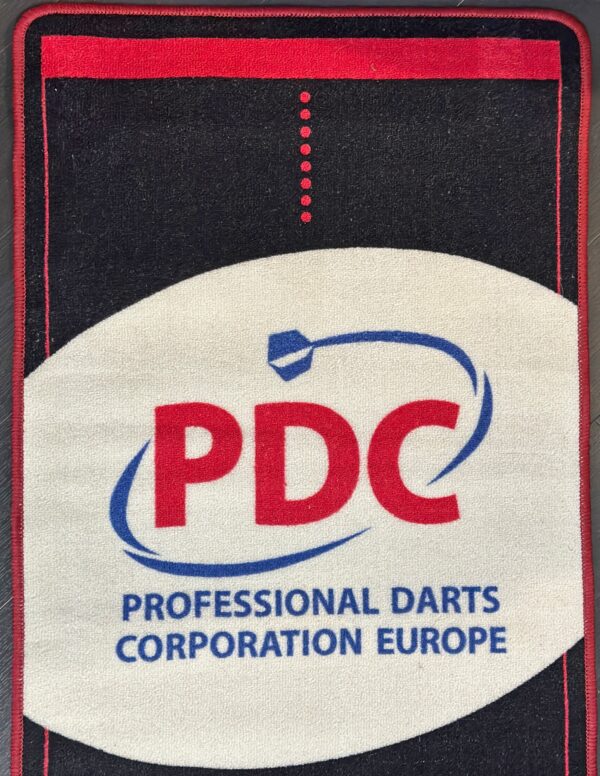 Dartteppich schwarz mit roter Abwurflinie und PDC Logo